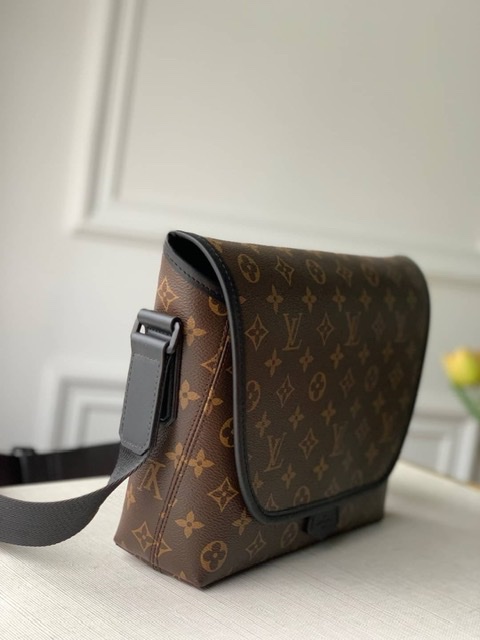 ٻҾ3 ͧԹ : Louis vuitton Magnetic messenger(Ori)