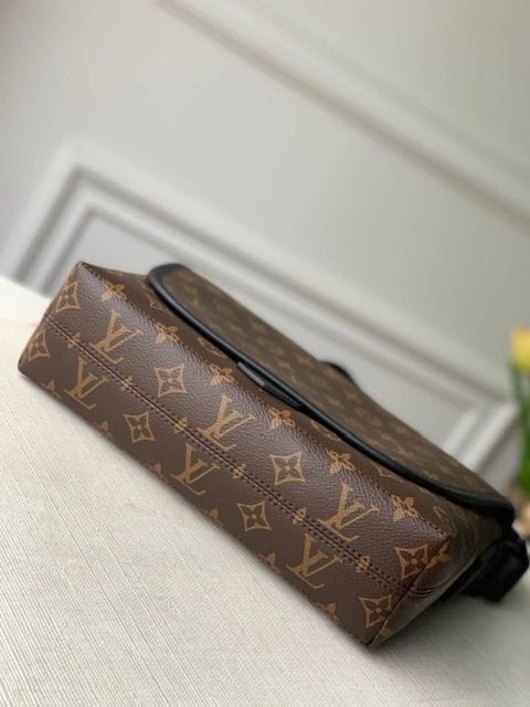 ٻҾ4 ͧԹ : Louis vuitton Magnetic messenger(Ori)